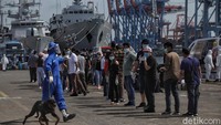 Komandan Lantamal III, Brigjen TNI (Mar) Hermanto, mengatakan dari total 99 orang yang tiba, 82 orang di antaranya adalah WNA dari delapan negara, seperti Kolombia, Honduras, Filipina, Etiopia, Sri Lanka, Peru, dan India.  