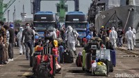Para ABK yang baru tiba langsung dilakukan penyemprotan disinfektan, khususnya bagi barang bawaan mereka.  