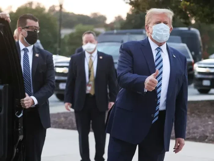 Presiden Amerika Serikat (AS) Donald Trump keluar dari Rumah Sakit Militer Walter Reed. Dia selesai melakukan perawatan virus Corona (COVID-19) untuk kembali ke Gedung Putih.