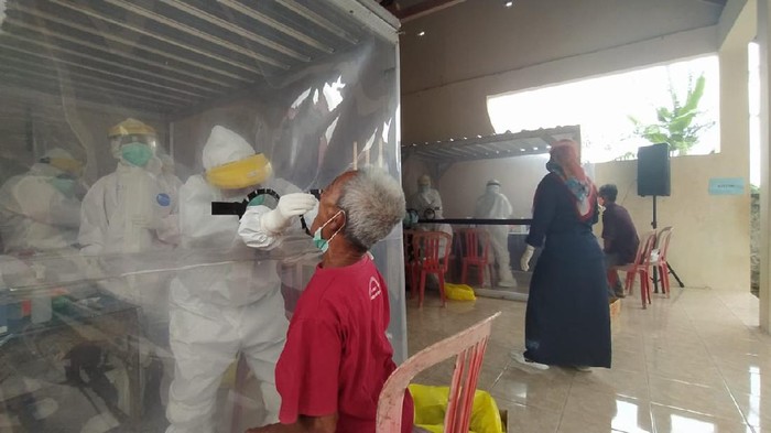Ratusan Warga Pacitan Karantina Mandiri Diswab Massal