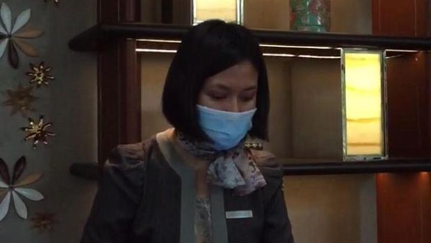 Resepsionis di Ayana Midplaza Jakarta memakai masker dan sarung tangan.