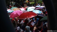 Menurut salah satu orator, payung yang diangkat para buruh merupakan simbol perlawanan kepada pemerintah dan DPR RI.