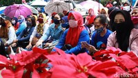 Dalam aksi ini, tidak ada buruh yang mengibarkan bendera organisasi. 