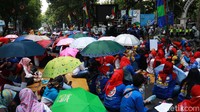 Aksi ini dilakukan atas kesepakatan kelompok buruh dan mereka bersatu dengan satu tujuan menuntut agar dibatalkannya Undang-Undang Omnibus Law.