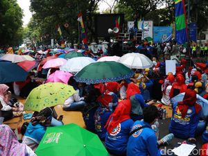 Video Kantor Wali Kota Bandung Diserbu Massa Buruh Tolak Omnibus Law
