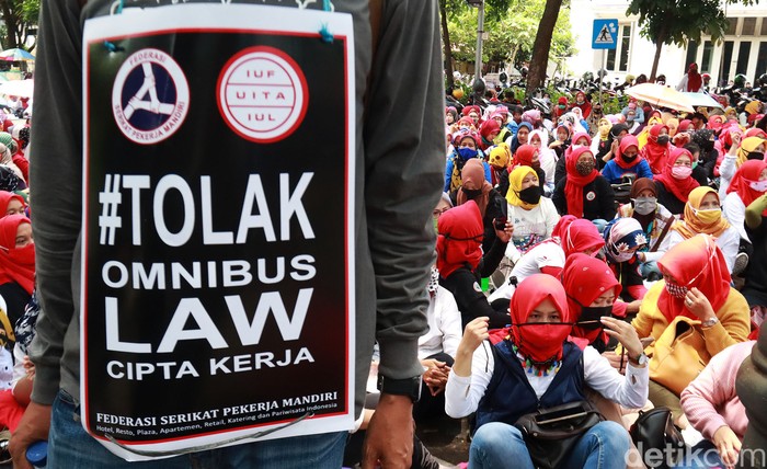 Ribuan buruh di Kota Bandung, Jawa Barat, laukukan demonstrasi di depan Kantor Wali Kota Bandung di Jalan Wastukencana, Kota Bandung, Selasa (6/10/2020). Aksi ini dilakukan dalam rangka menolak Omnibus Law Cipta Kerja yang dianggap bakal merugikan buruh.