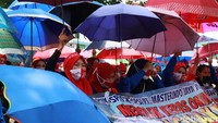 Massa buruh menggelar aksi di depan Balai Kota Bandung, Selasa (6/10/2020). 