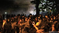Selama aksi digelar, aparat pun menutup akses jalan menuju DPRD Jabar dan mengalihkan arus kendaraan ke jalur lainnya. Situasi berubah makin mencekam ketika massa mulai bertindak anarkis dengan menendang pagar gedung dewan.