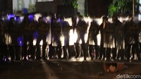 Belum diketahui apakah massa yang berunjuk rasa petang ini adalah mahasiswa atau bukan.