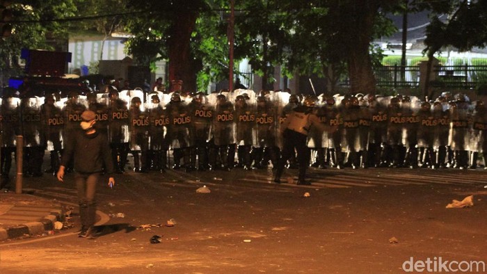 Massa kembali berkumpul di depan Gedung DPRD Jawa Barat setelah menduduki jalan layang (flyover) Pasupati, Kota Bandung.