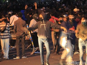 Demonstran Ricuh di DPRD Jabar, Polisi Tangkap 10 Orang