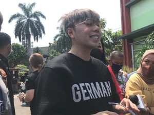 Ritual Buang Sial Roy Kiyoshi Usai Bebas