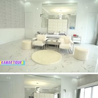 Beranjak ke lantai dua, terdapat kamar utama yang sangat luas. Kamar serba putih ini sengaja dibuat luas agar Kartika, suami dan keempat anak mereka bisa leluasa kumpul. Foto: Tangkapan layar YouTube/ Trans7 Official