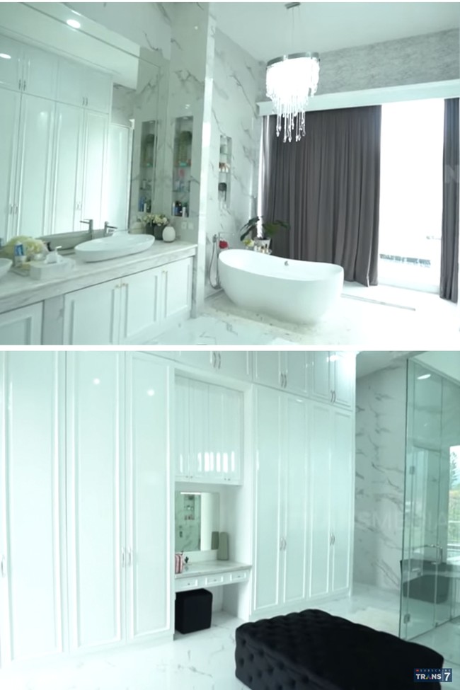 Kamar mandi bak hotel bintang 5 menambah kemewahan rumah ini. Di dalam kamar mandi terdapat bath tub, kabinet, juga vanity room lengkap dengan lemari dan sofa. Ada lemari kalau habis mandi pakai baju di sini. Udah rapi udah pakai jilbab. Jadi anak-anak nggak lihat, tuturnya. Foto: Tangkapan layar YouTube/ Trans7 Official