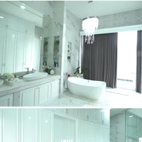 Kamar mandi bak hotel bintang 5 menambah kemewahan rumah ini. Di dalam kamar mandi terdapat bath tub, kabinet, juga vanity room lengkap dengan lemari dan sofa. Ada lemari kalau habis mandi pakai baju di sini. Udah rapi udah pakai jilbab. Jadi anak-anak nggak lihat, tuturnya. Foto: Tangkapan layar YouTube/ Trans7 Official