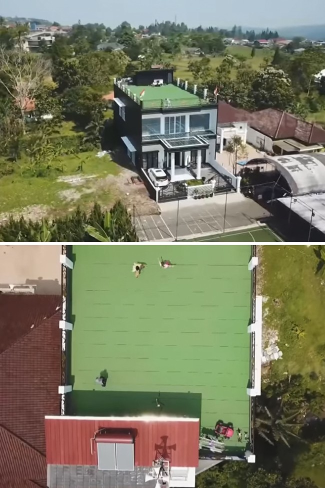 Rooftop di lantai tiga dikhususkan untuk tempat santai dan bermain anak. Habib Usman bin Yahya juga menempatkan dua burung macauw peliharaannya di area ini. Foto: Tangkapan layar YouTube/ Trans7 Official