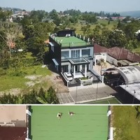 Rooftop di lantai tiga dikhususkan untuk tempat santai dan bermain anak. Habib Usman bin Yahya juga menempatkan dua burung macauw peliharaannya di area ini. Foto: Tangkapan layar YouTube/ Trans7 Official
