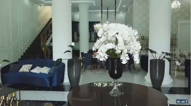 Kartika Putri menjelaskan bahwa konsep rumahnya simpel dan modern. Interior rumah bertema putih, hijau dan biru navy dengan sentuhan emas sebagai aksen. Mantan presenter yang kini berhijrah itu mengaku merancang sendiri semua desain interior. Foto: Tangkapan layar YouTube/ Trans7 Official