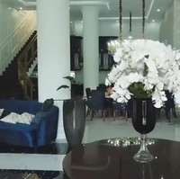 Kartika Putri menjelaskan bahwa konsep rumahnya simpel dan modern. Interior rumah bertema putih, hijau dan biru navy dengan sentuhan emas sebagai aksen. Mantan presenter yang kini berhijrah itu mengaku merancang sendiri semua desain interior. Foto: Tangkapan layar YouTube/ Trans7 Official