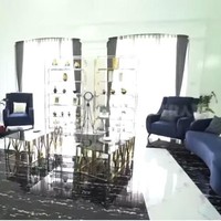 Rumah ini memiliki banyak ruang tamu, totalnya ada tiga area, yang ditata bergaya open space atau tanpa sekat. Ruang tamu sengaja diperbanyak karena suami Kartika Putri banyak menerima tamu setiap akhir pekan. Kalau pada Sabtu-Minggu pasti rame banget semua main ke sini. Agar nyaman (ruang tamu banyak) jadi misalnya di area itu untuk perempuan, laki-laki di sini. Anak-anak nonton di situ, jelas wanita 29 tahun ini. Foto: Tangkapan layar YouTube/ Trans7 Official