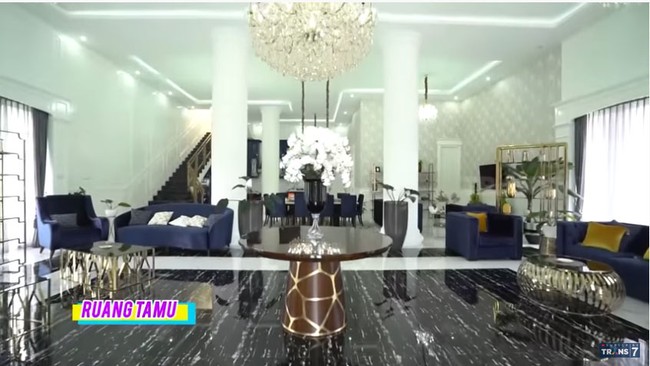 Rumah Ustaz Habib Usman bin Yahya dan istrinya, Kartika Putri, juga tak kalah mewah. Kabarnya, harga rumah mereka yang berada di kawasan Puncak, Bogor,  Jawa Barat, ini ditaksir senilai Rp 40 miliar. (Foto: YouTube/ Trans7 Official)