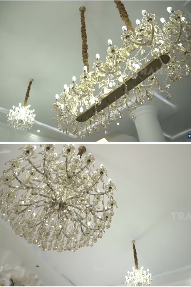 Ruang tamu dihiasi lampu-lampu kristal. Total ada enam lampu kristal dengan nilai Rp 98 juta. Kartika Putri sengaja membeli perlengkapan rumah berkualitas tinggi agar awet sampai bertahun-tahun, sehingga bisa diturunkan ke anak-cucu. Foto: Tangkapan layar YouTube/ Trans7 Official