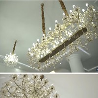 Ruang tamu dihiasi lampu-lampu kristal. Total ada enam lampu kristal dengan nilai Rp 98 juta. Kartika Putri sengaja membeli perlengkapan rumah berkualitas tinggi agar awet sampai bertahun-tahun, sehingga bisa diturunkan ke anak-cucu. Foto: Tangkapan layar YouTube/ Trans7 Official