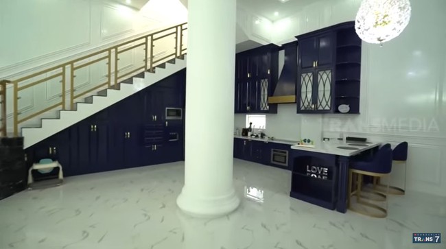 Dapur yang langsung berdekatan dengan ruang makan dilengkapi kabinet tinggi menjulang. Tujuannya agar bisa memiliki ruang penyimpanan yang cukup. Foto: Tangkapan layar YouTube/ Trans7 Official
