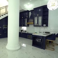 Dapur yang langsung berdekatan dengan ruang makan dilengkapi kabinet tinggi menjulang. Tujuannya agar bisa memiliki ruang penyimpanan yang cukup. Foto: Tangkapan layar YouTube/ Trans7 Official