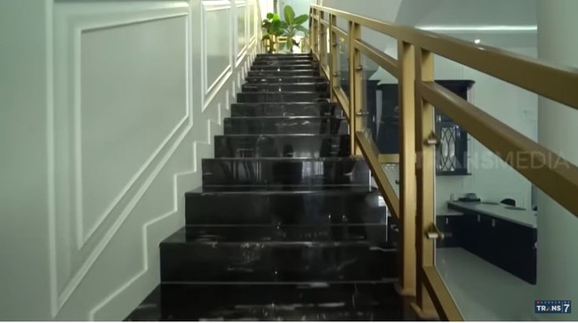 Tangga menuju lantai dua pun terbuat dari marmer dengan pegangan besi berwarna emas. Foto: Tangkapan layar YouTube/ Trans7 Official