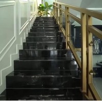 Tangga menuju lantai dua pun terbuat dari marmer dengan pegangan besi berwarna emas. Foto: Tangkapan layar YouTube/ Trans7 Official