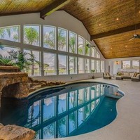 Rumah ini memiliki fasilitas kolam renang dalam ruangan dengan lagoon style. Terlihat sangat nyaman dan cukup mewah bukan? Foto: dok. Zillow