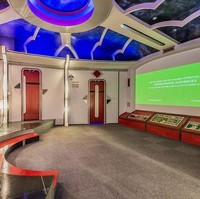 Rumah seluas 557 meter persegi ini terletak di Houston, Texas. Rumah ini cukup unik karena interiornya bisa membuatmu merasa seperti berada di pesawat ruang angkasa. Foto: dok. Zillow