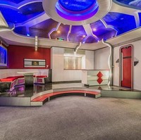 Ruangan ini bahkan dilengkapi dengan langit-langit yang dipenuhi bintang-bintang. Walaupun itu hanyalah tiruan alias palsu, tetapi tetap terlihat cukup nyata bukan? Foto: dok. Zillow