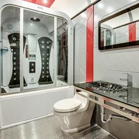 Ini adalah penampakan bagian kamar mandinya yang memiliki bak Jacuzzi dan shower. Dijamin kamu akan betah mandi di kamar mandi yang satu ini. Foto: dok. Zillow