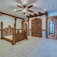 Tidak hanya menyuguhkan desain ala pesawat luar angkasa, kamar tidur utama dalam rumah ini memiliki desain unik berbedanya sendiri. Kamar ini didesain seperti layaknya sebuah kastil. Foto: dok. Zillow