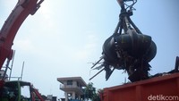 Sampah yang diangkut adalah sampah yang dibuang oleh warga saat hujan datang mengakibatkan menumpuk di pintu air Manggarai.