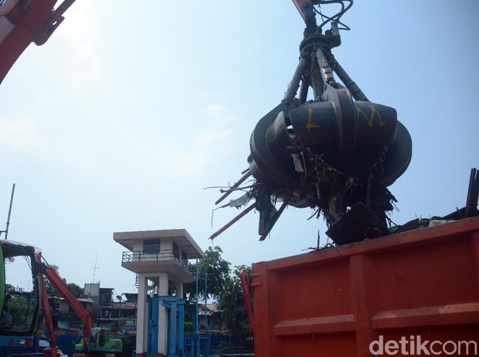Sampah yang diangkut adalah sampah yang dibuang oleh warga saat hujan datang mengakibatkan menumpuk di pintu air Manggarai