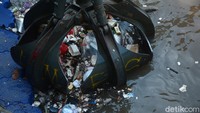 Dinas Lingkungan Hidup (DLH) DKI Jakarta melakukan pembersihan sampah di pintu air sungai Ciliwung Manggarai, Jakarta Selatan, Selasa (6/10). 