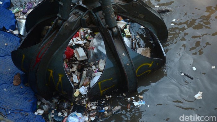 Sampah Pintu Air Manggarai Sampah yang diangkut adalah sampah yang dibuang oleh warga saat hujan datang mengakibatkan menumpuk di pintu air Manggarai