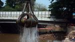 48 Meter Kubik Sampah Diangkut di Pintu Air Manggarai