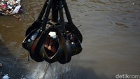 Sejak pagi hingga siang ini sebanyak 48 kubik sampah diangkut dari pintu air Manggarai yang menghambat arus sungai.