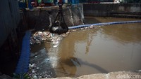 Sebanyak 48 kubik sampah dibersihkan dari sungai menggunakan alat berat dalam upaya mengantisipasi banjir.
