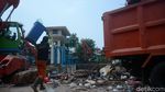 48 Meter Kubik Sampah Diangkut di Pintu Air Manggarai