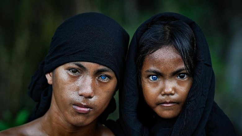 Sawal dan Ditra dari Suku Muna dan Suku Buton yang emmiliki mata berwarna biru Sawal dan Ditra dari Suku Muna dan Suku Buton yang emmiliki mata berwarna biru.