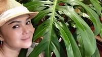 Yuni Shara adalah salah satu seleb yang mengoleksi Monstera Giant King di huniannya. Foto: Instagram