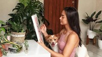 Angela Panari juga mengoleksi tanaman hias Monstera di rumahnya. Foto: Instagram