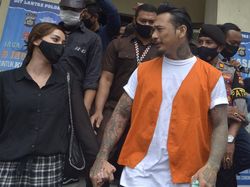 Nora Alexandra dan Keluarga Sembahyang di Pura, Doakan Jerinx Bebas