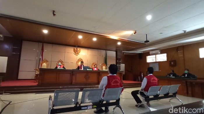 Bandung - Majelis hakim menjatuhkan vonis 3,5 tahun penjara terhadap dua orang pria akibat membuat dokumen palsu. Dokumen palsu itu digunakan untuk menggugat Kodam III Siliwangi atas lahan di Bandung.