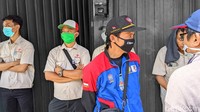 Sebagian buruh mengenakan seragam pabrik. Selain itu ada juga yang mengenakan seragam SPSI.